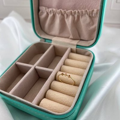 انگشتر نگین دار